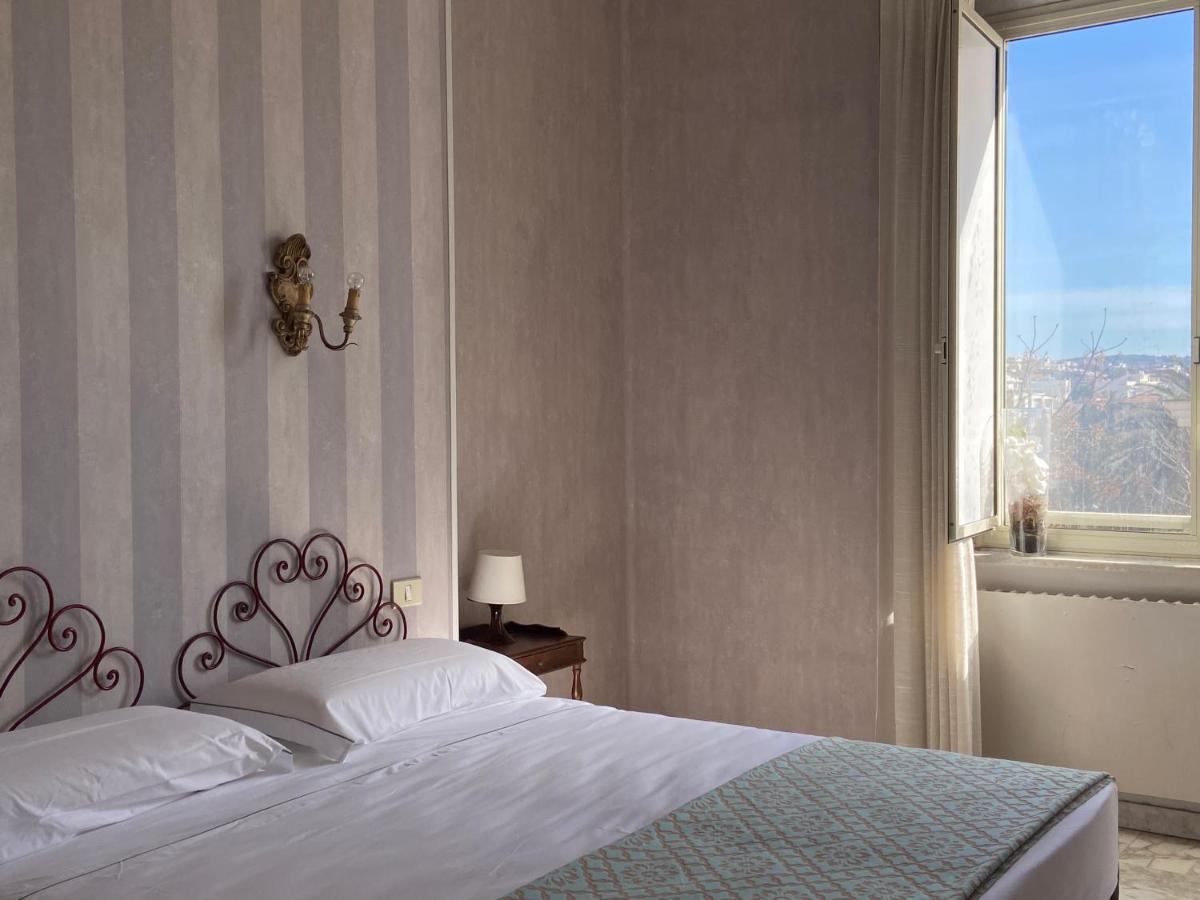 Hotel Le Najadi Santa Marinella Buitenkant foto